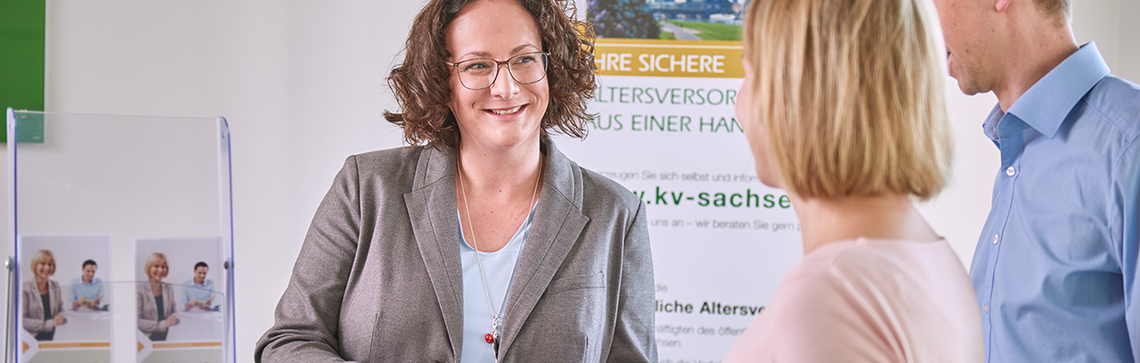 Zwei Beschäftigte eines ZVK-Mitglieds im Gespräch mit einer Beraterin der ZVK.