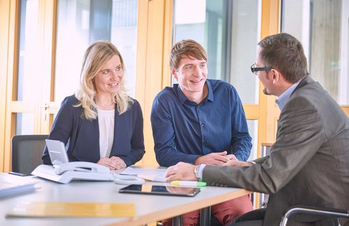 Ein Ehepaar führt ein Beratungsgespräch mit einem Sachbearbeiter der ZVK des KVS.