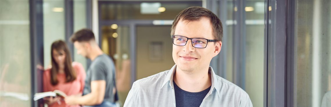 Mitarbeiter des KVS auf dem Weg zur Besprechung.